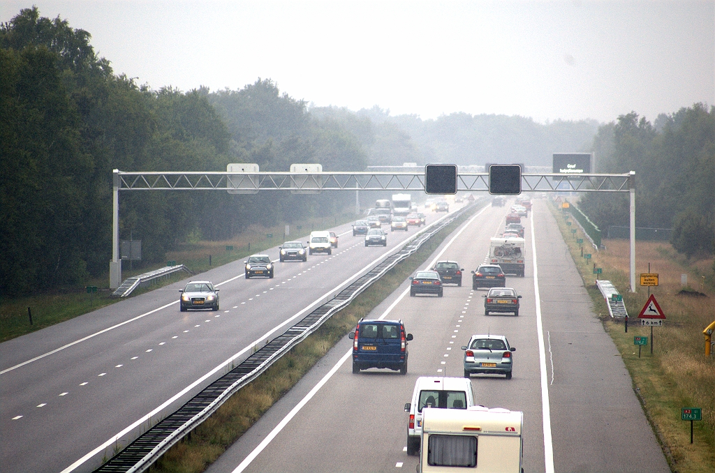 20090607-143227.bmp - In de richting Eindhoven ook overal geleiderails geplaatst als botsbeveiliging bij de portalen. Grafisch routeinformatiepaneel lijkt ook tot leven te zijn gekomen...  week 200917 