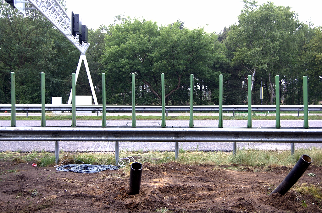 20090607-145140.bmp - Karwei met de nieuwe signalering nog niet gereed. Detectielussen moeten nog aangesloten worden middels de geboorde tunnels met kabelbuizen.