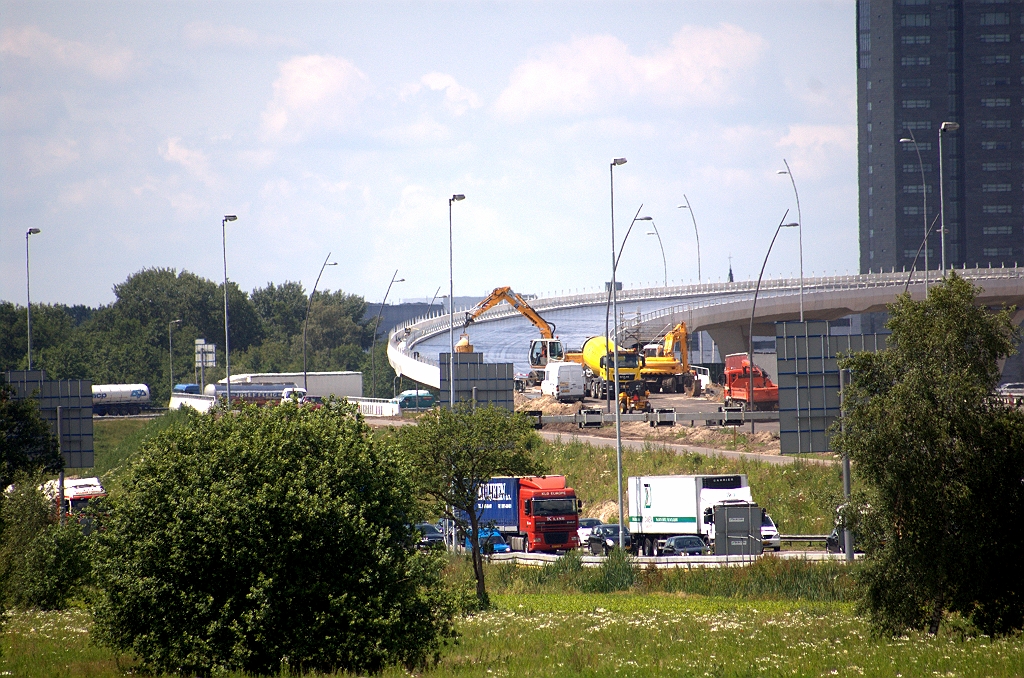 20090612-131435.bmp - Misschien wordt KW 19 dan in gebruik genomen. Het blanke beton van de rijvloer is bedekt met iets zwarts, maar dat lijkt vooralsnog een hechtlaag te zijn.