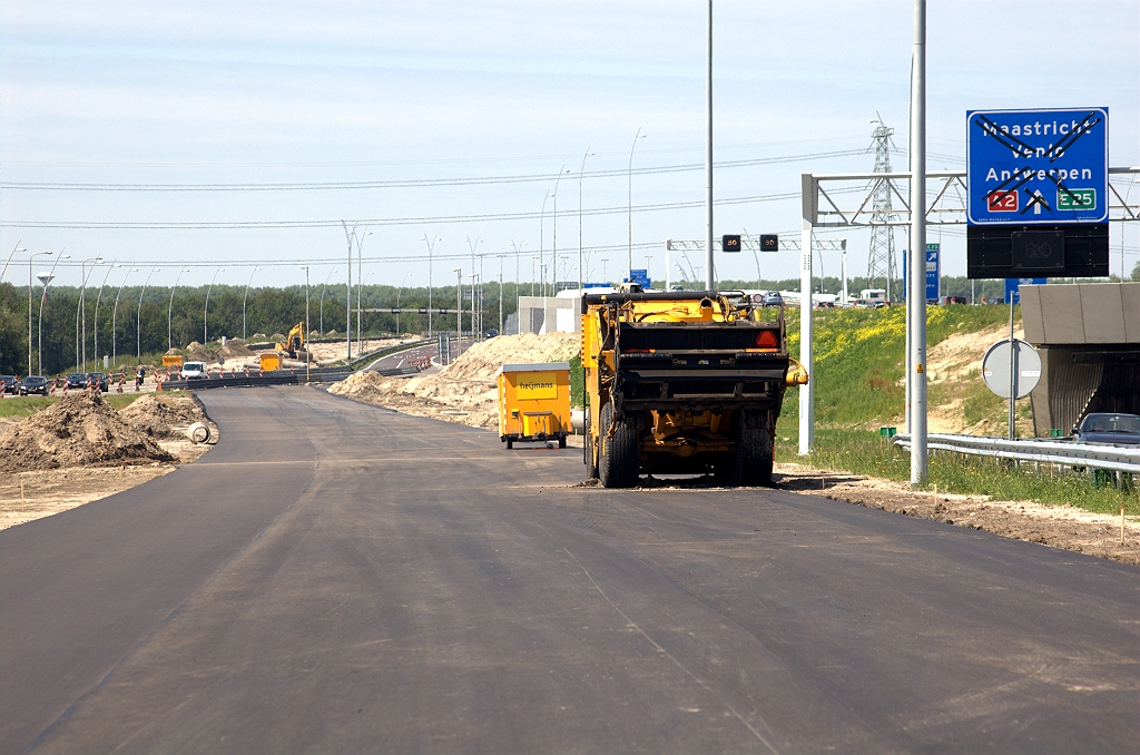 20090613-114940.bmp - Nog geen ZOAB op de nieuwe rijbaan. Dat verwachten we eigenlijk wel voor openstelling, daar het een definitief wegvak betreft.