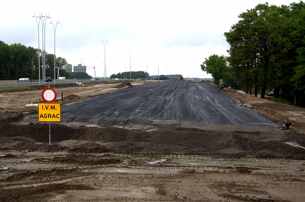 20090614-164545.bmp - Nee, het is asfaltgranulaatcement, dat verkregen wordt door afgeschraapt oud asfalt te mengen met cement. Het wordt gebruikt als fundering voor de nieuwe rijbaan. Voordeel ten opzichte van puinfundering is dat er minder asfaltlagen op gelegd hoeven te worden.  week 200921 