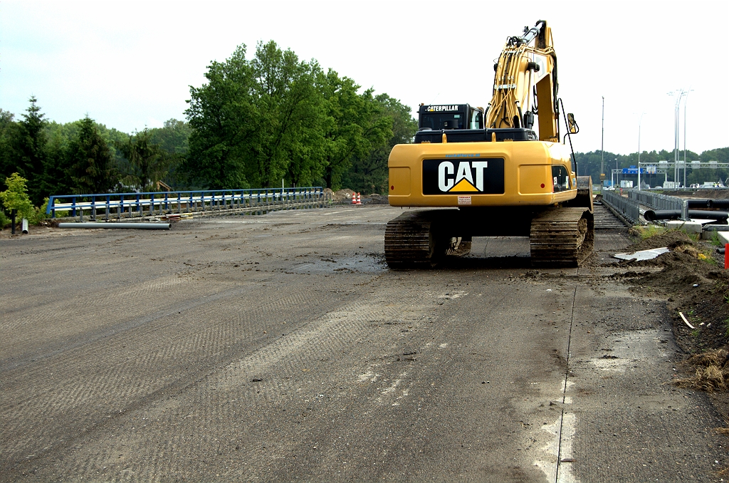 20090614-165710.bmp - Hergebruik van de rijbaan ten noorden van KW 8 (Oirschotsedijk), te zien aan het gedeeltelijke afgeschraapte asfalt en de zaaglijn.