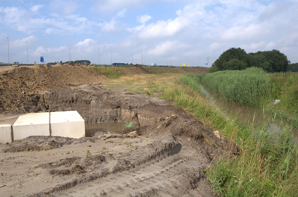 20090614-174609.bmp - Aan de oostzijde van de A2 komt het weer uit op de bestaande loop van de Ekkersrijt. De oude rioolpijp-achtige onderdoorgang ligt enkele honderden meters zuidwaarts.