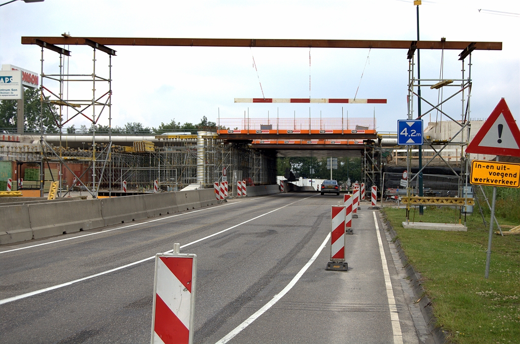 20090614-184700.bmp - Nog een tijdelijke portaalconstructie, waaraan een lat is gehangen zodat duidelijk is dat het menens is met de hoogtebeperking.