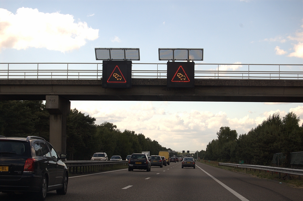 20090619-171144.bmp - Op de A2 tussen de aansluiting Valkenswaard en het knooppunt Leenderheide hebben we het geluk in de file te belanden, zodat de oude matrixborden branden. Een simpel filesymbool, geen geknipper of andere toeters en bellen.