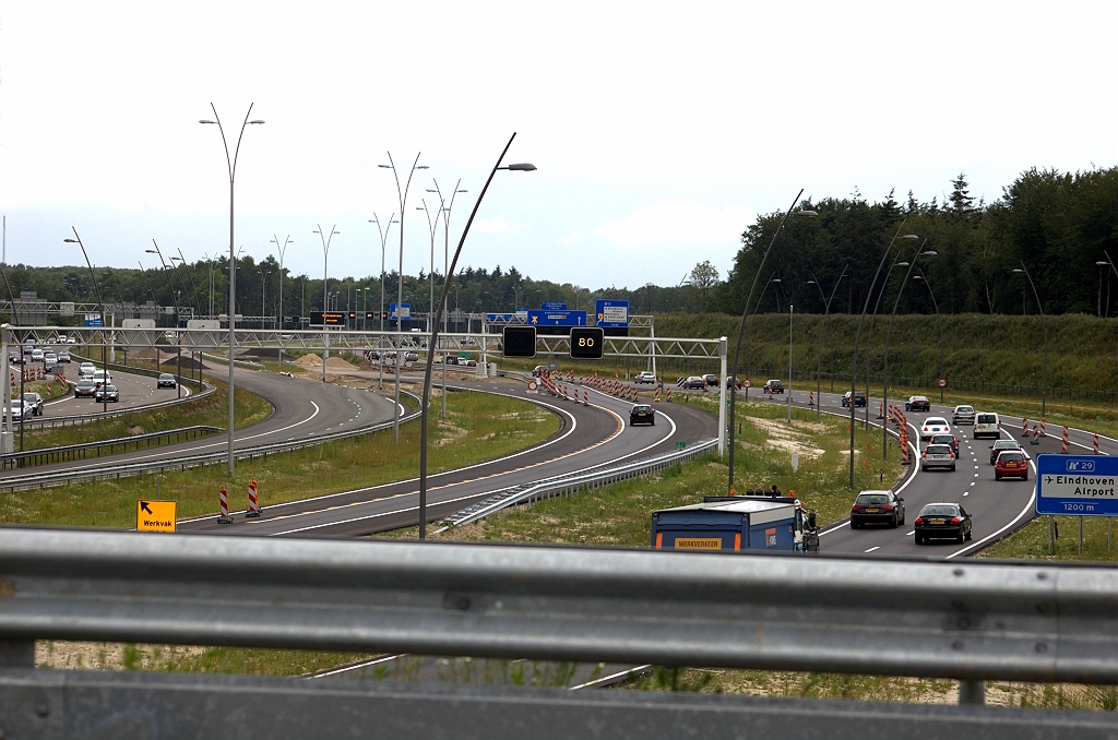 20090620-151128.bmp - Het einde van de vork is in vergelijking met de oude situatie wat eerder. Samen met de toerit vanuit Centrum/Strijp gaat het hier verder met vier rijstroken in de oostelijke parallelrijbaan.  week 200915 