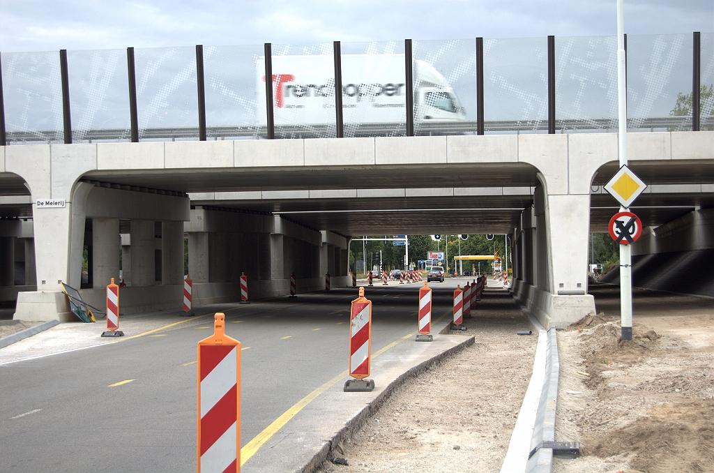 20090620-172619.bmp - Het nut van de verhoogde steunfunderingen in KW 16 (aansluiting Veldhoven-Zuid) wordt duidelijk. Het zijn dus geintegreerde betonnen barriers, zodat de ruimte tussen de steunen maximaal kan worden benut voor verkeersdoeleinden. Meer bepaald voor de verdubbeling van de opstelstroken naar de toeritten.