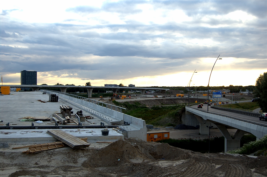 20090621-205359.bmp - KW 23 is het op 1 na hoogste kunstwerk in kp. de Hogt. KW 22 (rechts) volgt op geringe afstand, omdat het van hetzelfde talud "vertrekt".