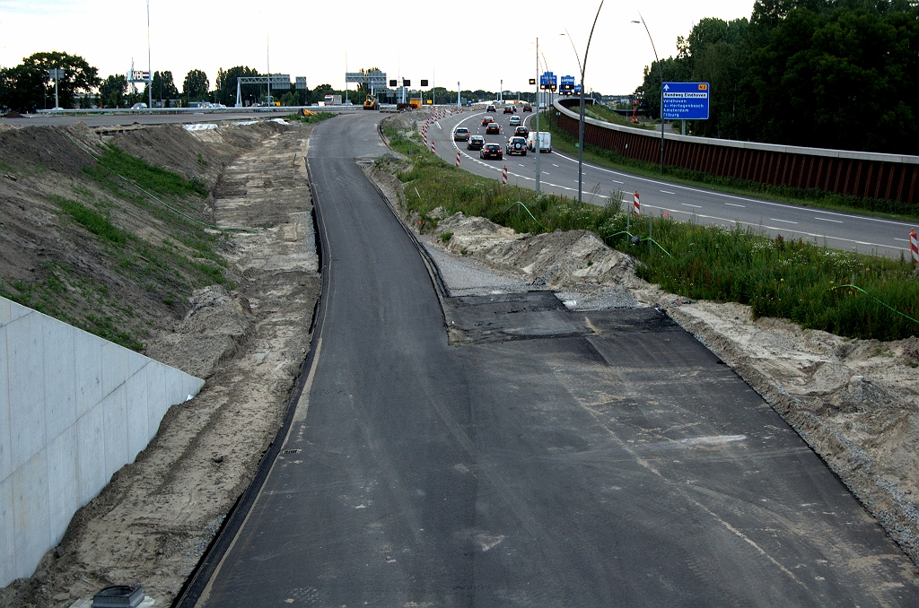 20090621-211058.bmp - Na KW 21 gaat het behoorlijk steil omhoog. In de eindsituatie moet de reiziger vanuit de richting Antwerpen hier kiezen tussen de hoofd- en parallelrijbaan. Vooralsnog lijkt alleen de relatie met de hoofdrijbaan te worden aangelegd.