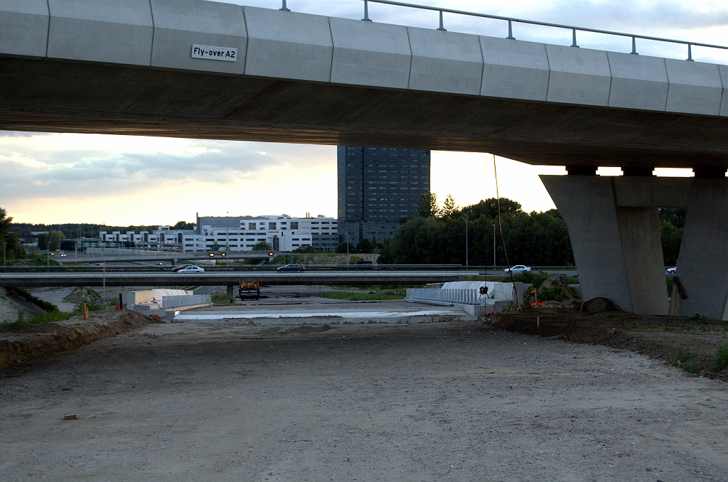 20090621-212027.bmp - Na KW 23 zet de A67 een flauwe daling in, om voldoende doorrijhoogte onder KW 19 te realiseren. KW 20 maakt onderdeel uit van de verdere daling.