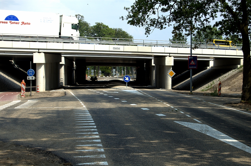 20090627-160540.bmp - Werkzaamheden Oirschotsedijk onder en rond KW 8 afgerond. Zoals verwacht is de rijbaanscheiding weer teruggekomen. Voor sommigen is misschien een werkzaamheid aan het kunstwerk zelf belangrijker...  week 200924 