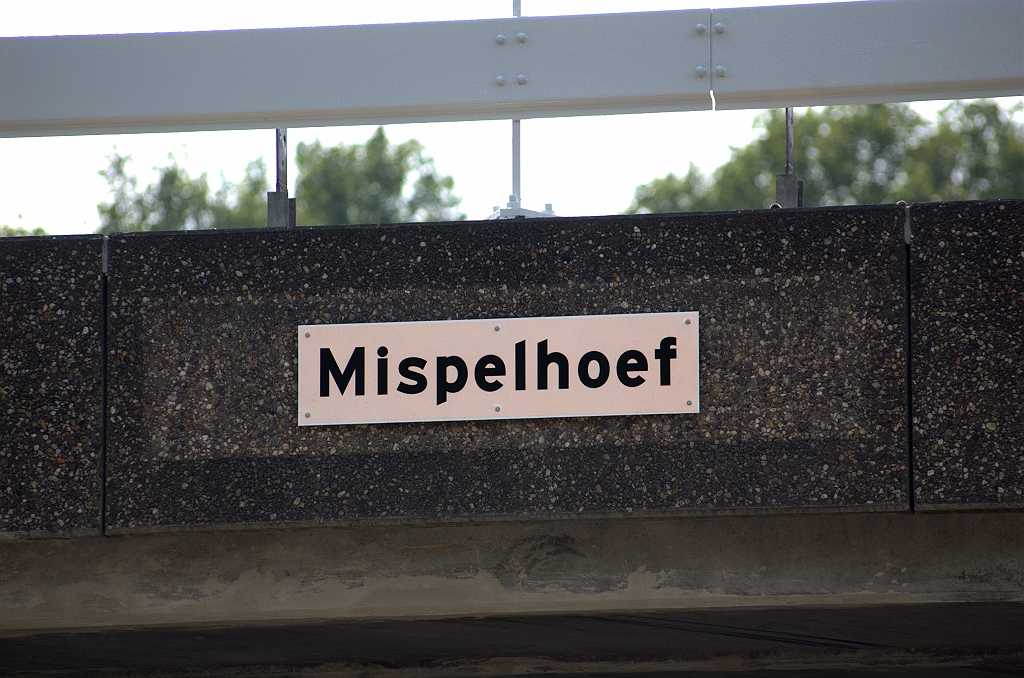 20090627-161120.bmp - Aan de andere zijde is het forse oude bordje vervangen. Met deze actie lijkt de hoop op het vervangen van de grindtegels op het bestaande viaduct definitief verkeken.