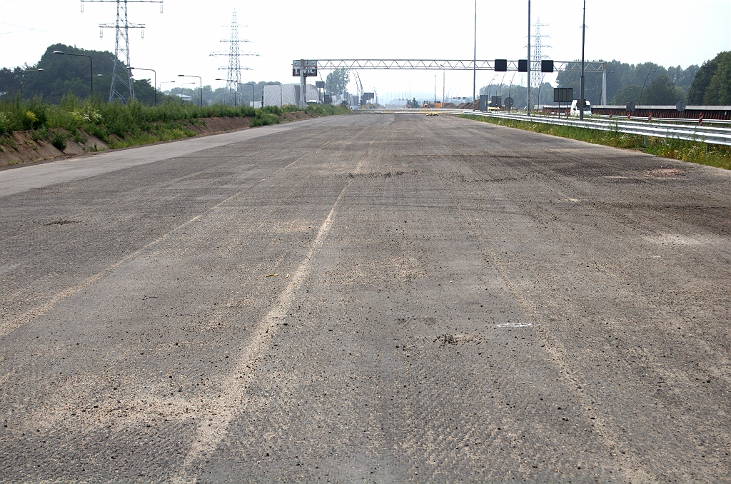 20090628-155617.bmp - Zuidelijke A2 hoofdrijbaan tussen de aansluiting Waalre en KW 32 (Roostenlaan), tegen de rijrichting. Vier rijstroken, met het nieuwe begin van de A67-oost op de twee linker.  week 200906 