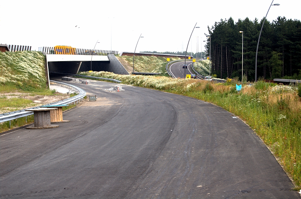 20090628-160302.bmp - Voor het verwijderen van de A2 TOTSO wordt de A67 hier tot bijna parallelbaanprofiel gedegradeerd met flinke bochten en hoogteverschillen. De vluchtstrook blijft gelukkig behouden.  week 200914 