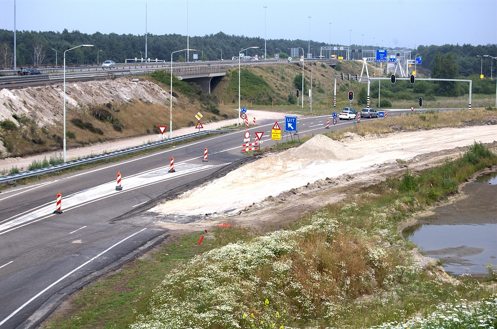 20090628-161029.bmp - ...misschien dat men daarom de oude bypass nog niet helemaal gesloopt heeft, maar er asfalt is blijven liggen om 2 rijstroken ter beschikking te hebben naar de rotonde. Dat is trouwens ook de eindsituatie als al het parallelbaanverkeer moet aanschuiven bij de verkeerslichten.  week 200916 