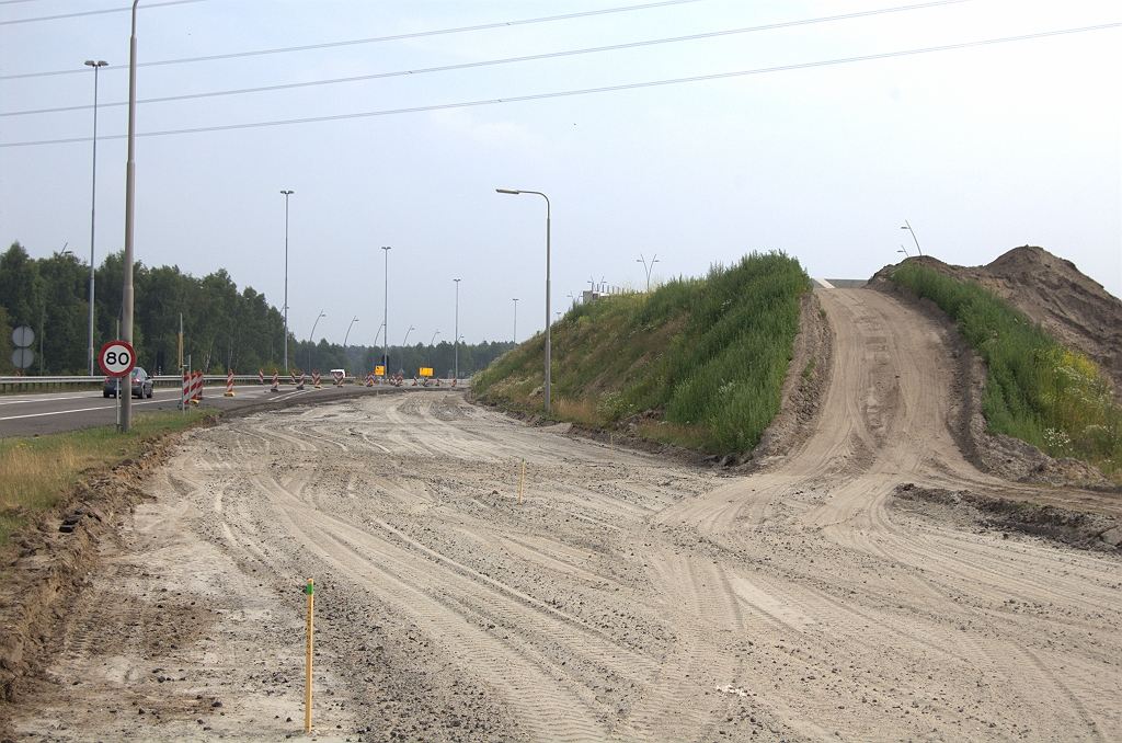 20090628-161651.bmp - Het talud naar KW 34 is nu nog maar een stompje. Met het slopen van de bypass zou nu begonnen kunnen worden met het doortrekken ervan naar de rotonde.