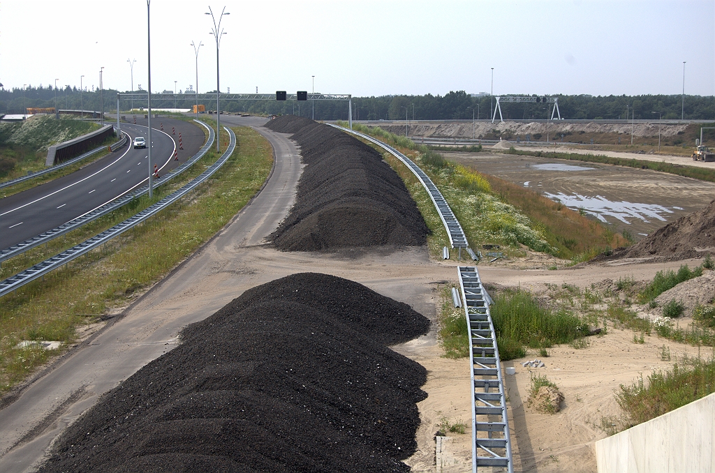 20090628-161915.bmp - Afgeschraapt asfalt van de gesloopte bypass (rechtsboven nog net zichtbaar) neergelegd op de nieuwe oostelijke A2 hoofdrijbaan tussen KW 34 en KW 33.  week 200922 