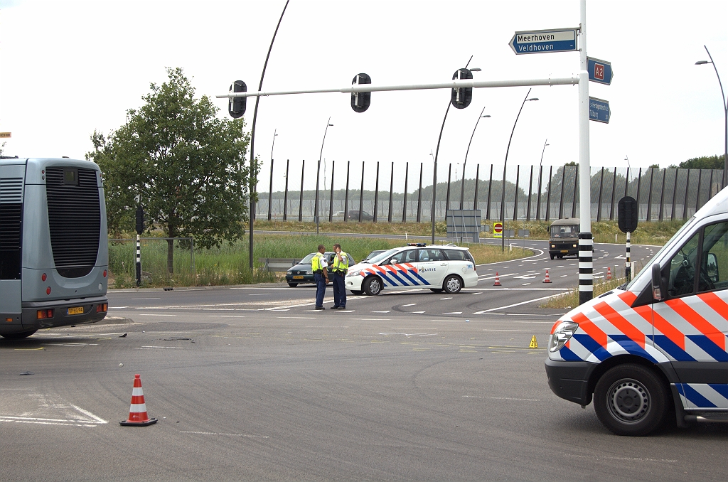 20090705-153615.bmp - Als gevolg van de aanrijding waren de afrit vanuit de richting Maastricht in de richting Eindhoven centrum, en de toerit vanuit de richting Veldhoven naar de richting Amsterdam afgesloten.