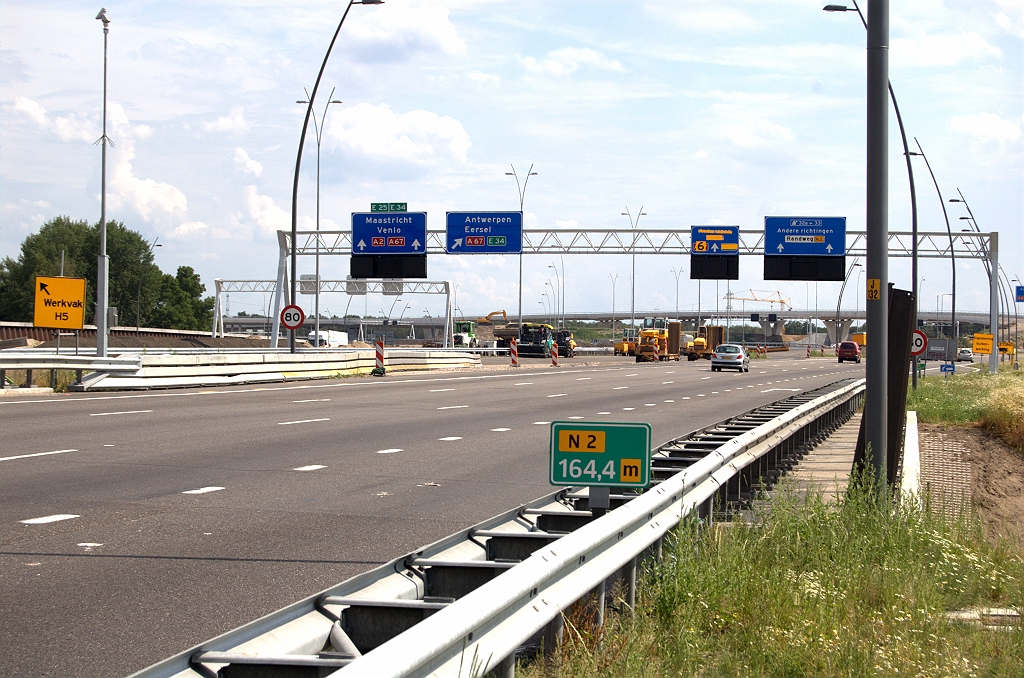 20090705-161828.bmp - Bovenop KW 17 zet twee weken na fotodatum de slinger in van parallelrijbaan naar een nieuw hoofdrijbaan-wegvak door het knooppunt de Hogt in de richting Maastricht.