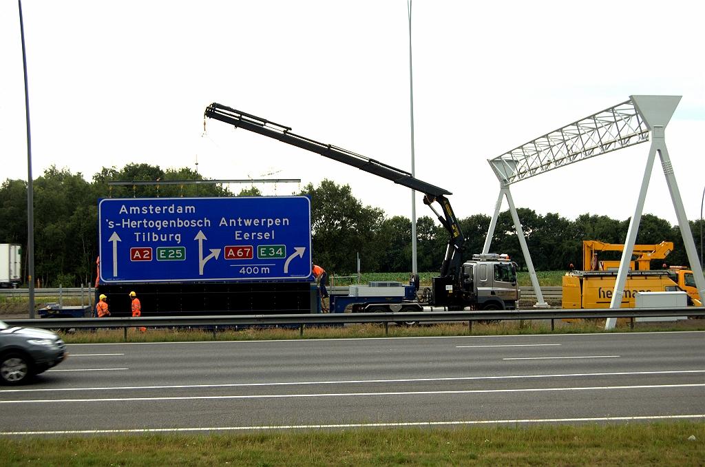 20090709-140707.bmp - Het portaalbord en het paneel waaraan de signalering komt te hangen werden los vervoerd. De kraan heeft het bord nu in positie gehesen zodat het kan worden bevestigd aan het signaleringspaneel.