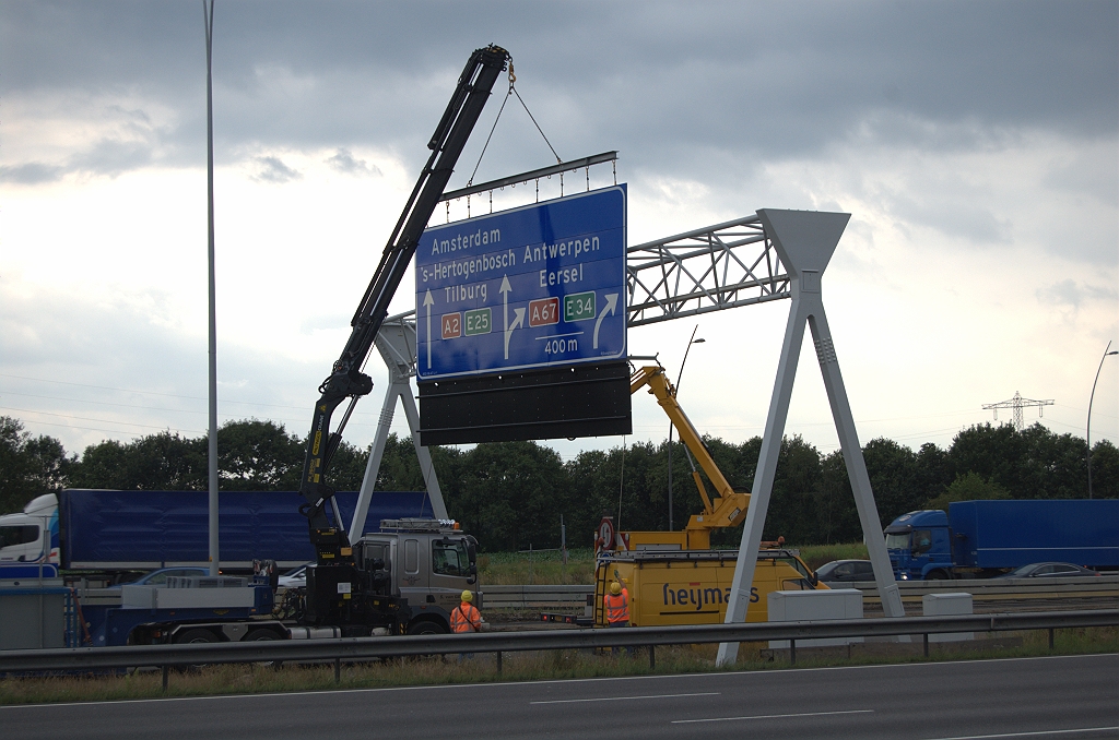 20090709-142858.bmp - De weergoden tekenen protest aan tegen de nieuwe stijl bewegwijzering. Even later zal uit de donkere wolken een zware regenbui vallen.