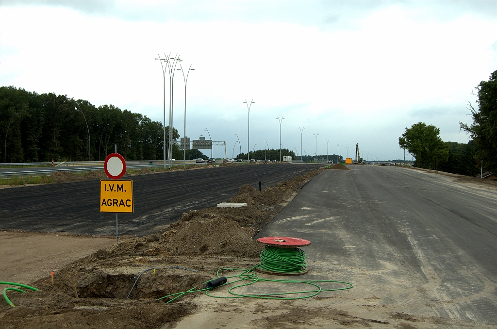 20090712-141546.bmp - Oostelijke hoofdrijbaan bevindt zich in de AGRAC fase. In de parallelrijbaan is dat goedje bedekt met asfalt. Dat betekent dat we niet meer kunnen zien hoeveel asfaltdikte er is bespaard met AGRAC in vergelijking met puinfundering, die er hier direct aan grenst. Die kans hebben we nu wel in de hoofdrijbaan, maar dan vergeten we weer om er een detailfoto van te maken :-(  week 200926 