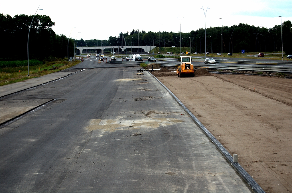 20090712-141558.bmp - Zelfde punt, andere (zuidelijke-) richting. Tegen de parallelrijbaan is een soort van richel geplaatst, en direct daarnaast wordt puinfundering aangebracht. Misschien dat hier één van de aangekondigde CADO's (calamiteitendoorsteek) wordt aangelegd tussen parallel- en hoofdrijbanen.  week 200921 