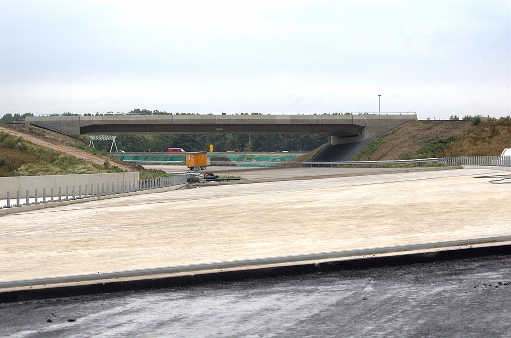 20090712-144131.bmp - Nog geen asfalt op KW 5 zelf, maar daar hoeft ook maar een relatief dunne laag op het beton. De (traditioneel gefundeerde) rijbaan daarachter  ligt er al wat langer .