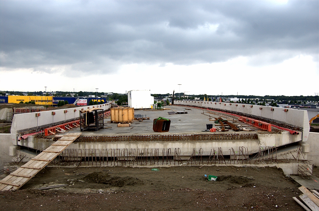 20090712-154441.bmp - Het lijkt erop dat de betonmannen hun krachten vooral aan het richten zijn op KW 41, 42 en 44, zodat het ogenschijnlijk wat minder hard gaat met KW 43. In vergelijking met vier weken geleden zien we eigenlijk alleen dat de kopse kant is afgewerkt, zodat de voorspankabels aan het zicht zijn onttrokken.  week 200924 