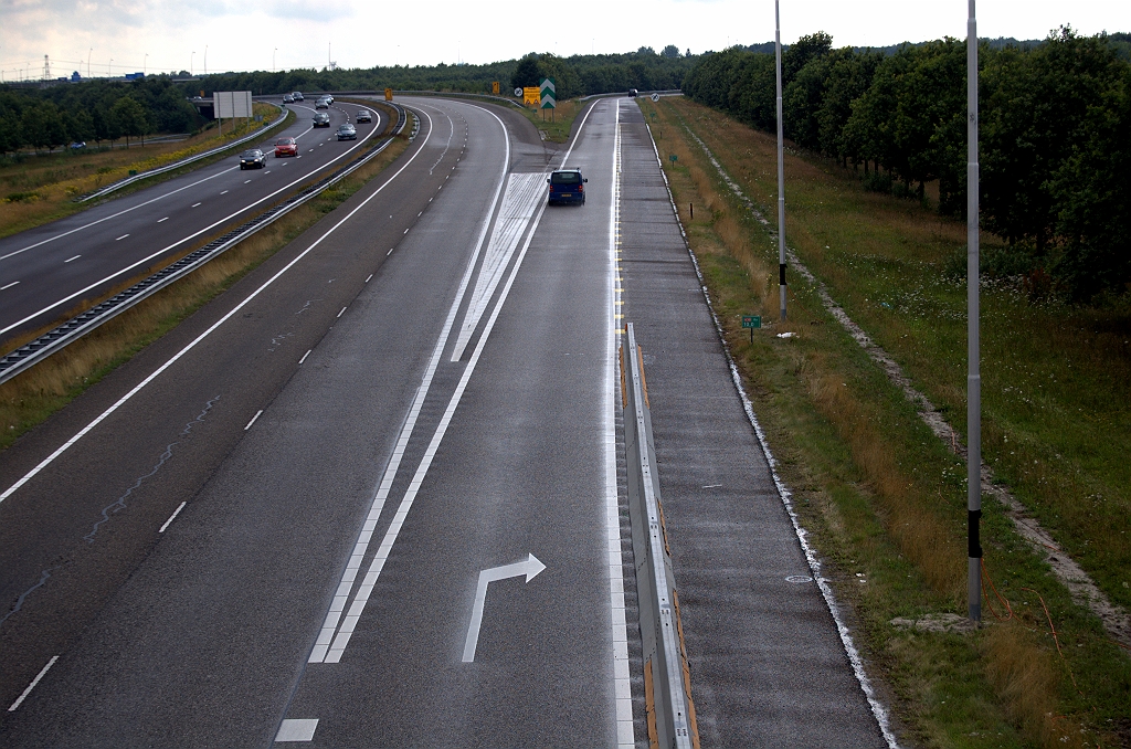 20090712-165444.bmp - Gezien de beschikbare ruimte op het talud zou dat eigenlijk best kunnen. Misschien is dat zandstrookje rechts wel een spoor van verlegde kabels.