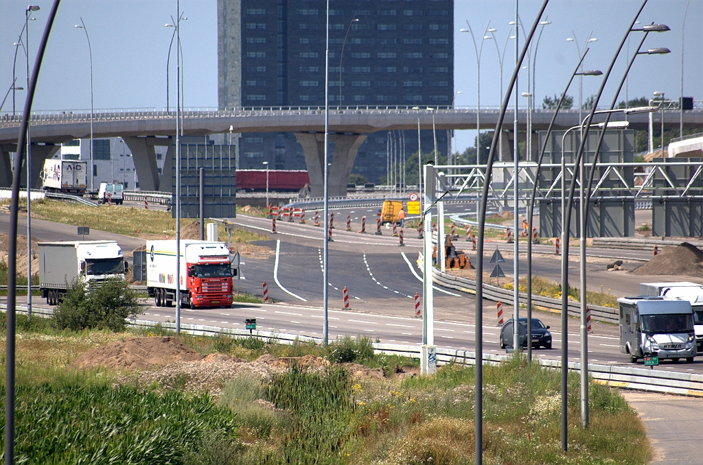 20090716-125532.bmp - Allereerst het oversteekje van de open te stellen nieuwe zuidwestelijke hoofdrijbaan naar de oude A67.