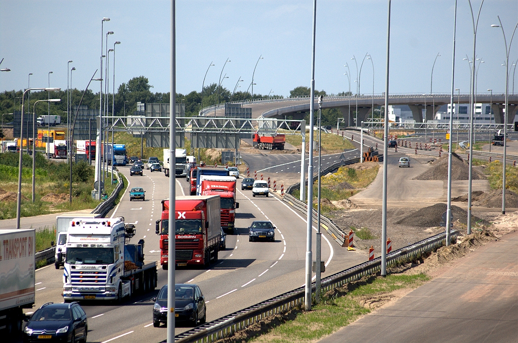 20090716-125724.bmp - Niet gerelateerd aan de vierdaagse, een nieuw portaal over de oude hoofdrijbaan, dat echter precies op zijn plaats staat voor toekomstig gebruik in de parallelrijbaan vanaf KW 19 naar de aansluiting high tech campus.