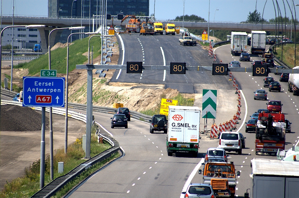 20090716-125815.bmp - Nog net te zien de aanstipping voor de markering vanaf de parallelrijbaan naar de de A67 over KW 23, zoals die na de vierdaagse in gebruik zal worden genomen.