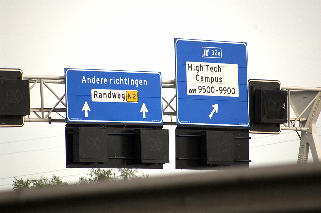 20090716-194213.bmp - Er hangen nieuwe borden aan. Het rechter bord hebben we al gezien terwijl het nog op een vrachtwagen stond, maar het diende dus niet ter vervanging van een bestaand bermbord,  zoals we eerst dachten .