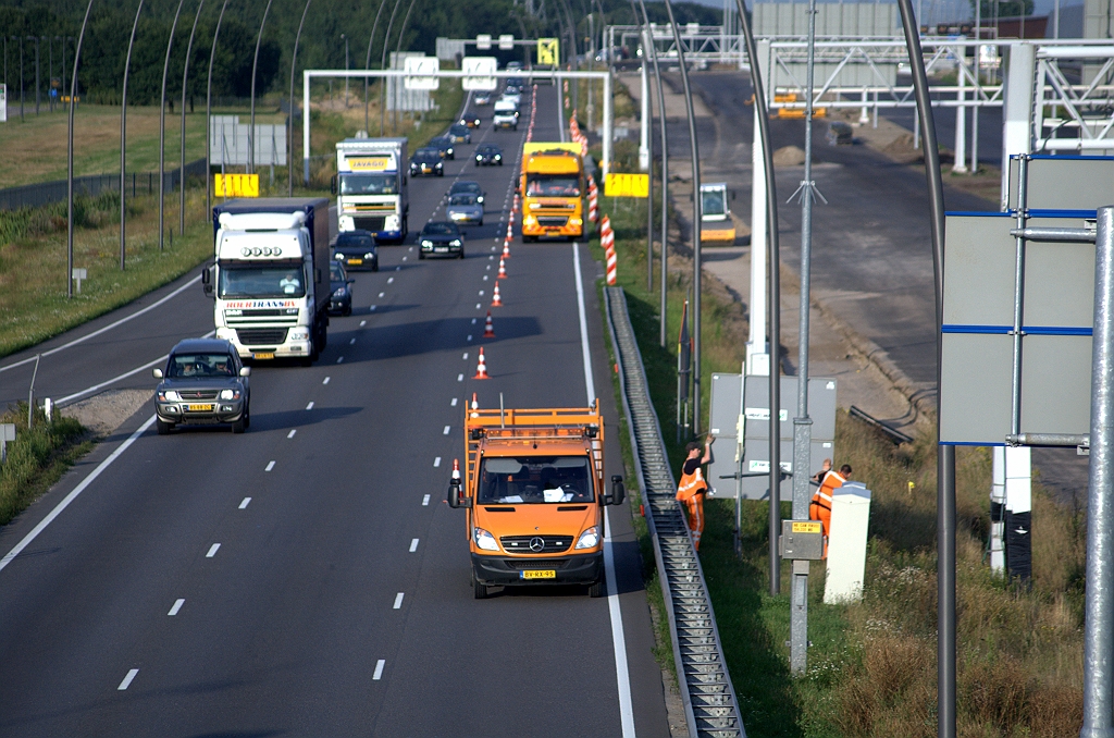 20090716-201311.bmp - De mannen van de firma van der Linden worden netjes beschermd door een botsabsorbeervoertuig.