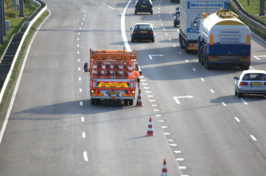 20090716-201512.bmp - Het kegels plaatsen gebeurt met de hand. Voor een high tech oplossing moeten we in 's Hertogenbosch zijn,  waar dit automatisch geschied .