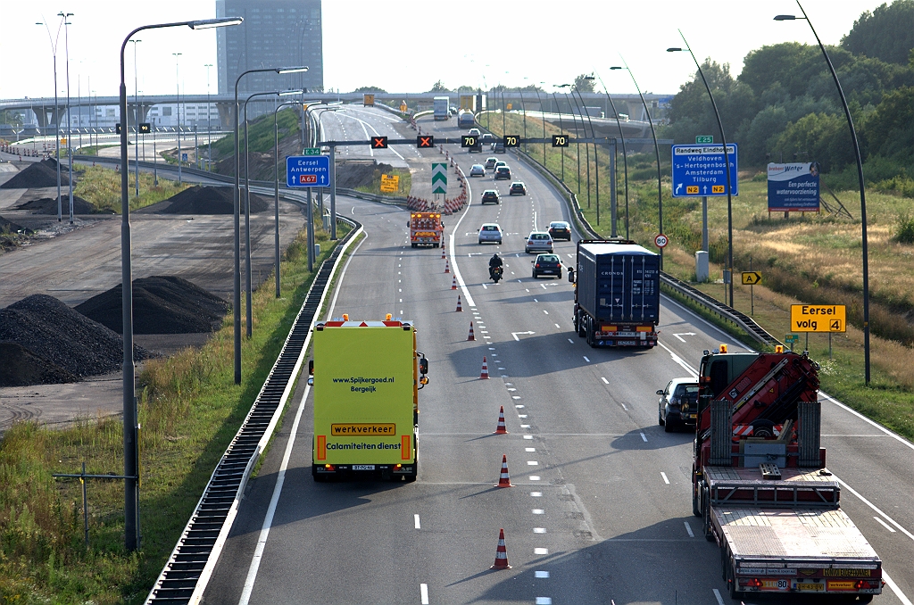 20090716-201536.bmp - Kegelafzetting nadert het puntstuk in de A67/N2 splitsing.