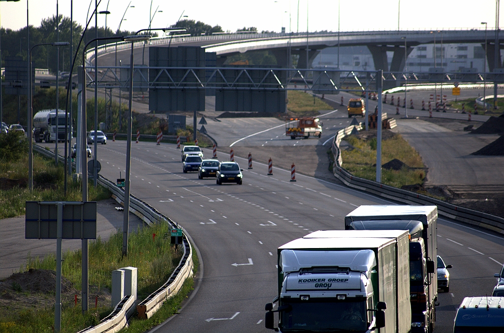 20090716-202023.bmp - Ondertussen is er een rijstrook afgezet in de oude verbindingsweg Amsterdam-Maastricht, om werkruimte te verschaffen voor de laatste klusjes aan het oversteekje vanaf de nieuwe A2 hoofdrijbaan.