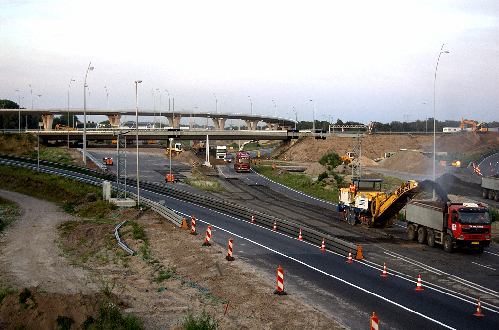 20090716-213900.bmp - Hoofdrolspeler in de vierdaagse, het te slopen viaduct in de A2, in de laatste uren van zijn bestaan. Het heeft de leeftijd van 22 jaren bereikt. Direct na de afsluiting van de verbindingsweg Venlo-Antwerpen is men begonnen met afschrapen, zodat de nieuwe verbindingsweg kan worden aangesloten op de A67 in westelijke richting.  week 200927 