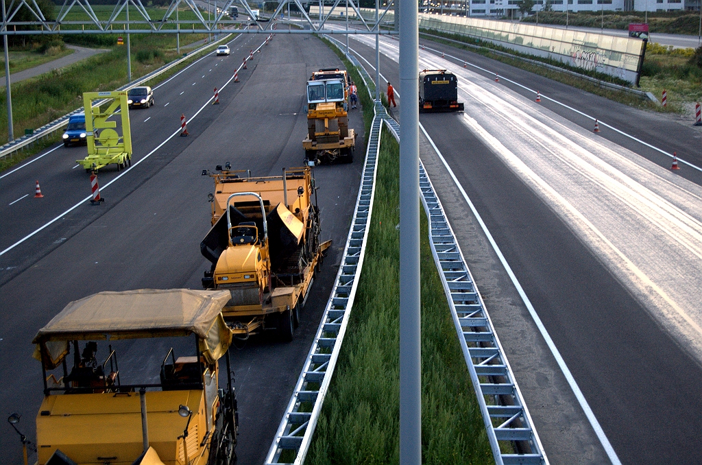 20090716-214316.bmp - Hechtlagen op de noordelijke A67 rijbaan ten westen van KW 18. Het lijkt erop dat men de zaak tijdens de vierdaagse meteen wil afronden naar de eindsituatie met ZOAB deklaag.  week 200919 