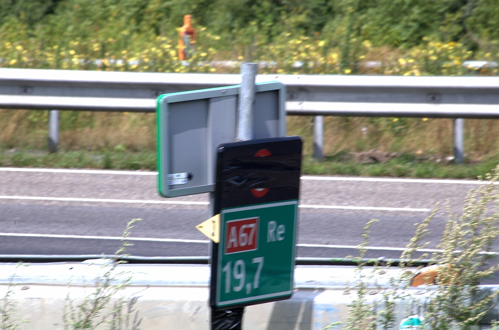 20090717-125603.bmp - De zuidas is nog niet geheel A67-vrij. Er staan er nog een aantal tussen de aansluiting Waalre en het knooppunt Leenderheide. We hebben nu dus een mix van N2, A2 en A67 bordjes.