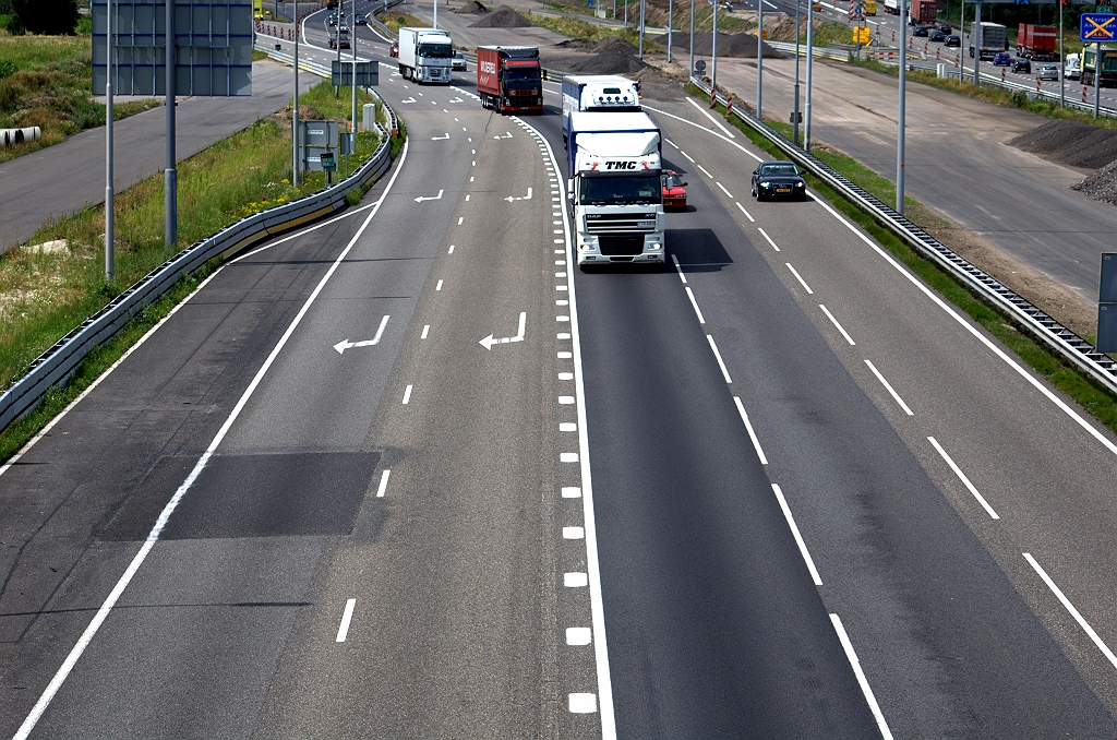 20090717-130723.bmp - De samenkomst met de A67 vanuit de richting Antwerpen is een stuk later dan in de vorige faseringssituatie, zodat het weefvak beduidend korter is geworden. Daarom heeft men deze doorgetrokken streep aangebracht naast de blokmarkering. Het is dus niet meer mogelijk om vanuit de richting Amsterdam de afrit high tech campus te nemen.