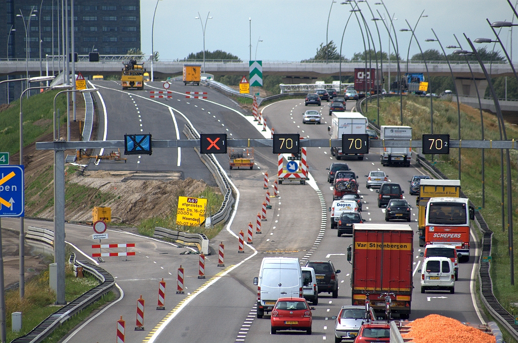 20090717-131024.bmp - Het linker matrixbord is daardoor overbodig geworden en afgeplakt. Op het oversteekje tussen parallelrijbaan en verbindingsweg naar Antwerpen wordt het direct weer dubbelstrooks. In de eindsituatie wordt het weer enkelstrooks.