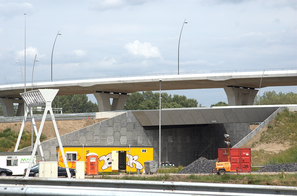 20090717-141347.bmp - Alvast een bewegwijzeringsportaal in de verbindingsweg Antwerpen-Venlo, ook al is er nog geen rijbaan op dat punt. KW 20, verbindingsweg Venlo-Antwerpen over verbindingsweg Antwerpen-Amsterdam, heeft een naambordje gekregen.