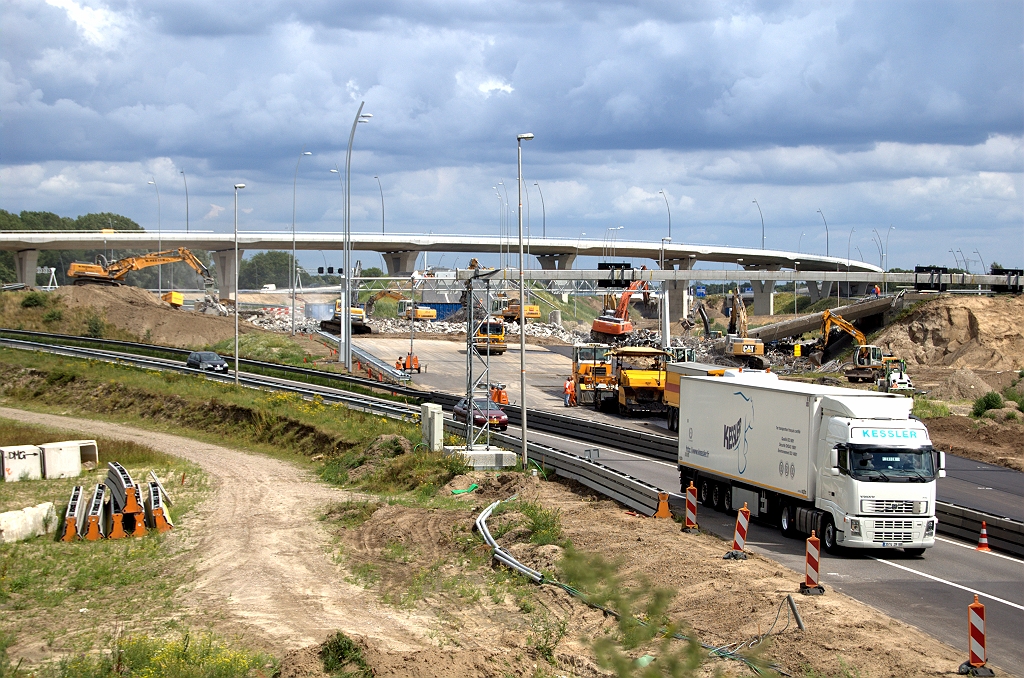 20090717-143245.bmp - Na een nachtje slopen is de noordelijke moot in het oude viaduct in de A2 al verpulverd. Het zuidelijke brugdek heeft men zo te zien doorgeknipt en laten vallen.