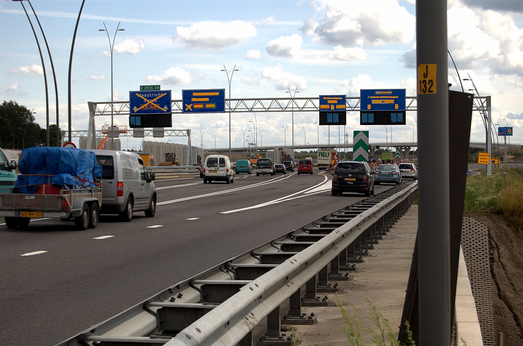 20090717-154057.bmp - Direct na KW 17 (Ulenpas) de slinger van parallelrijbaan naar het nieuwe hoofdrijbaanwegvak in kp. de Hogt. Alle nieuwe bewegzwijzering afgeplakt. Uiterst rechts het al langer staande mastbord voor de bestemming Antwerpen, maar dat komt in de nieuwe situatie als mosterd na de maaltijd.  week 200927 