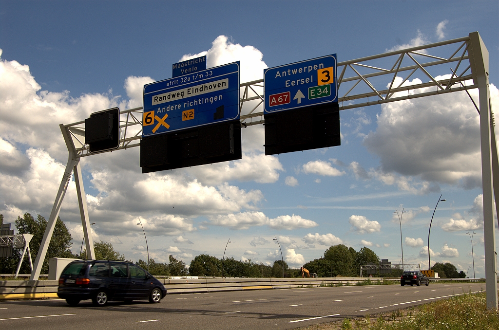 20090717-154424.bmp - Wel nog bewegwijzering enige honderden meters vóór KW 17. Van de borden zijn nu alle overplakkers afgevallen en gedeeltelijk vervangen door magneten en plakband. Het lijkt desondanks duidelijk dat voor de richting Antwerpen er rechts moet worden uitgevoegd.  week 200912 