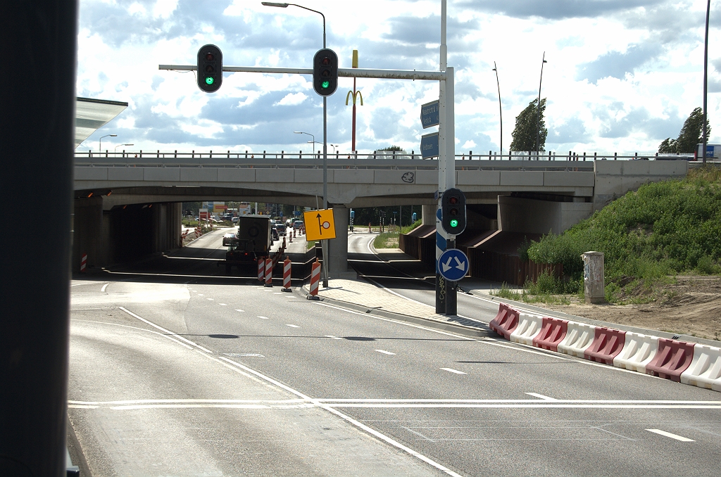 20090717-163344.bmp - De nieuwe rijbaan voor rechtsafslaand verkeer komt bij de omleiding zeer goed van pas.