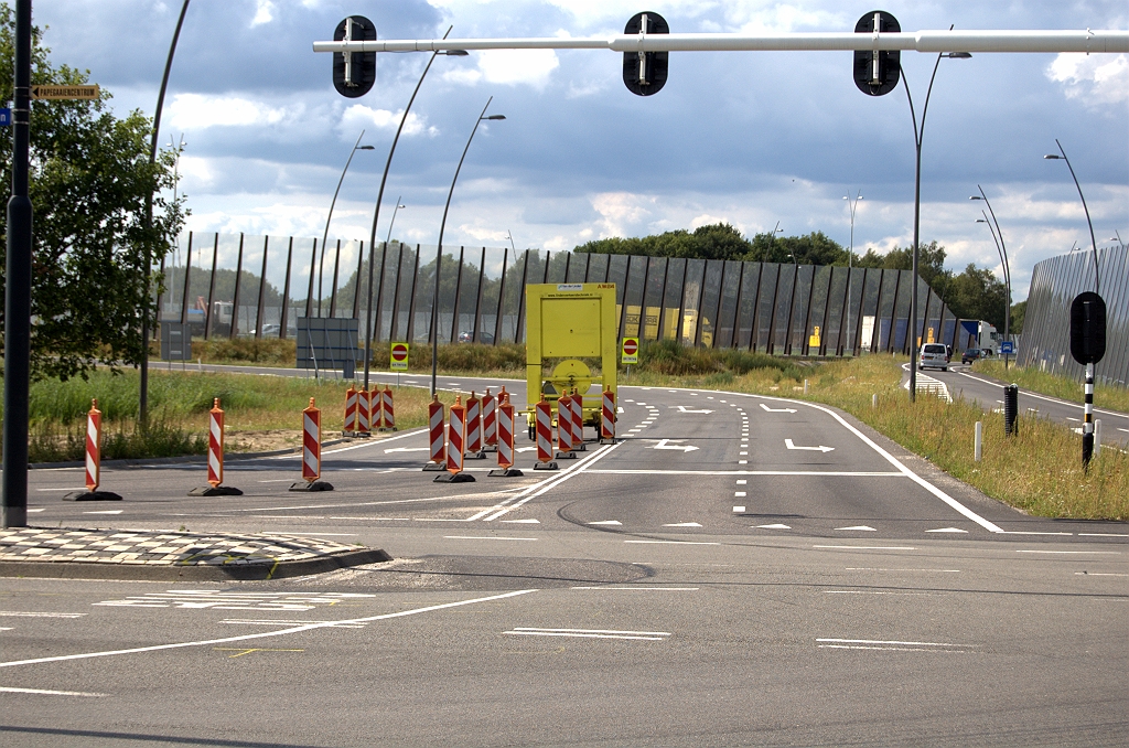 20090717-163809.bmp - De omleidingsroute voor het verkeer Venlo-Antwerpen verloopt via de aansluiting Veldhoven, waar moet worden gekeerd.