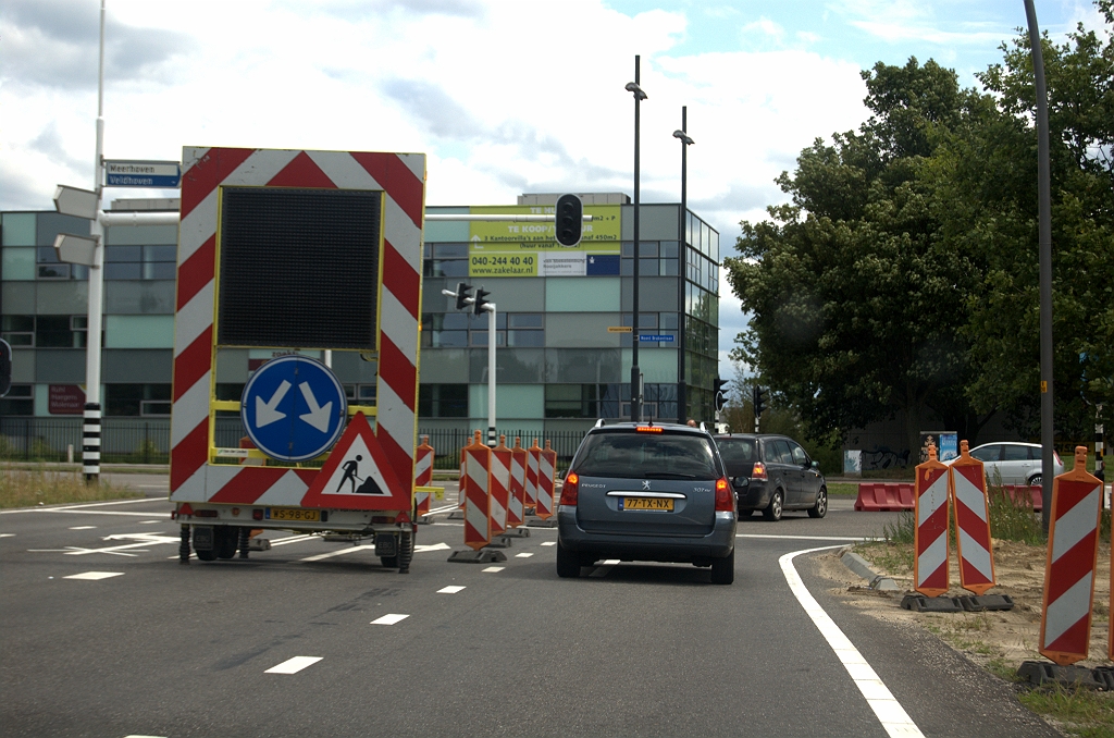 20090719-145951.bmp - Verkeer met de bestemming Meerhoven/Veldhoven moet links van de pijlkar, maar slaat rechtsaf over de afgeplakte voorsoorteerpijlen.